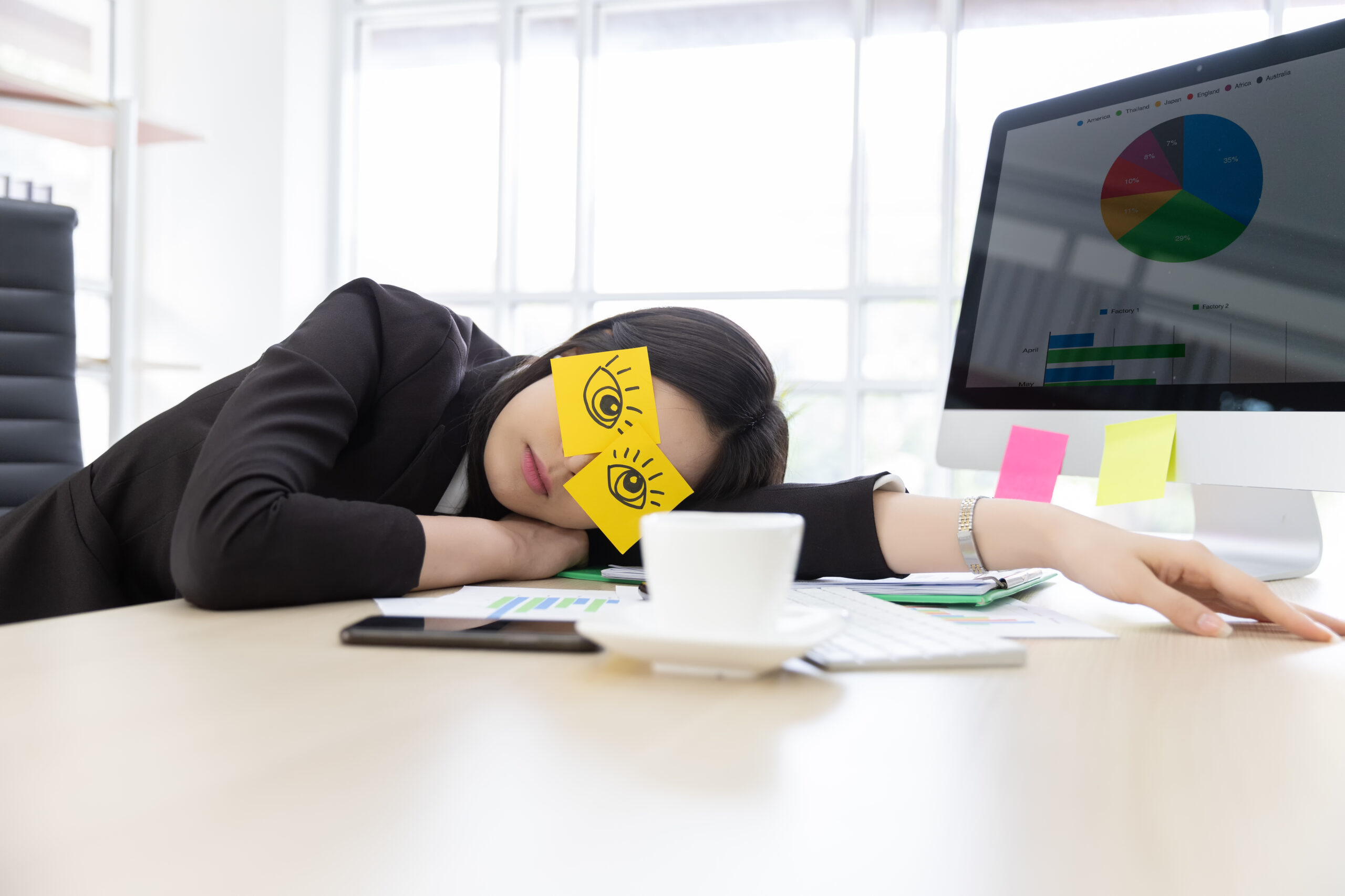 Sov på jobben Sliten medarbeider, postit-øyne © iStock