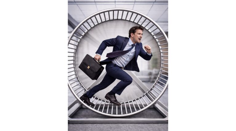 Forretningsmann i dress med stresskoffert i hamsterhjul