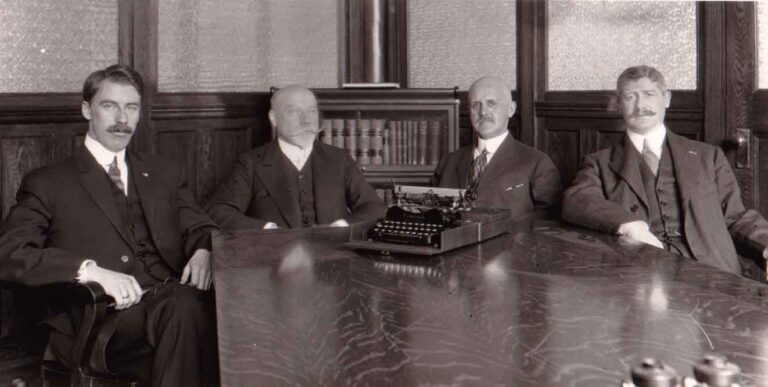 Kjedelig møte med alvorlige menn - Møte-Serious-men-at-board_meeting_1912