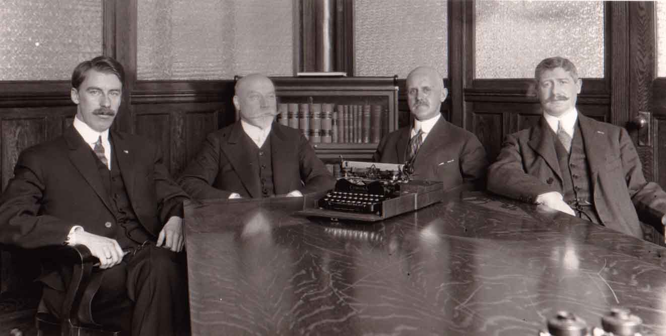 Kjedelig møte med alvorlige menn - Møte-Serious-men-at-board_meeting_1912