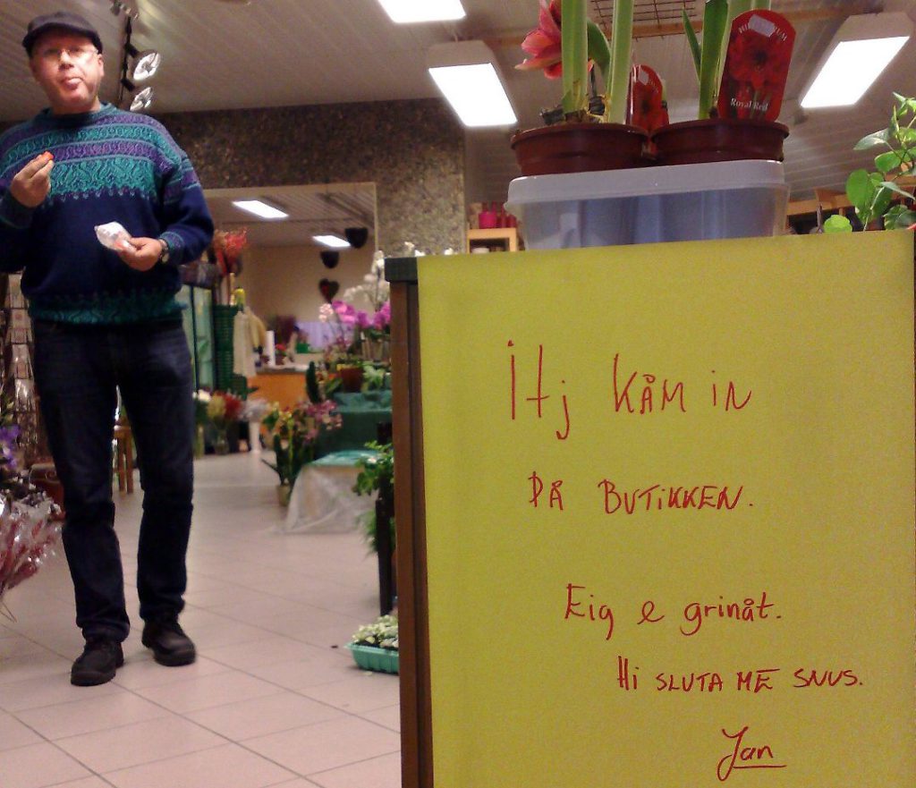 Blomsterforhandleren Jan Brønseth i Grong bruker mye humor!